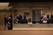 「令和6年5月文楽公演」Aプロより、「近頃河原の達引」の「堀川猿廻しの段」。（提供：国立劇場、撮影：田口真佐美）