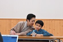 小川大晴（右）に耳打ちする中村梅枝（左）。