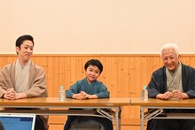 左から中村梅枝、小川大晴、中村時蔵。