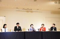 左から瀬戸摩純、喜多村緑郎、波乃久里子、渡辺えり、河合雪之丞。