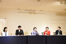 左から瀬戸摩純、喜多村緑郎、波乃久里子、渡辺えり、河合雪之丞。