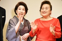 左から波乃久里子、渡辺えり。