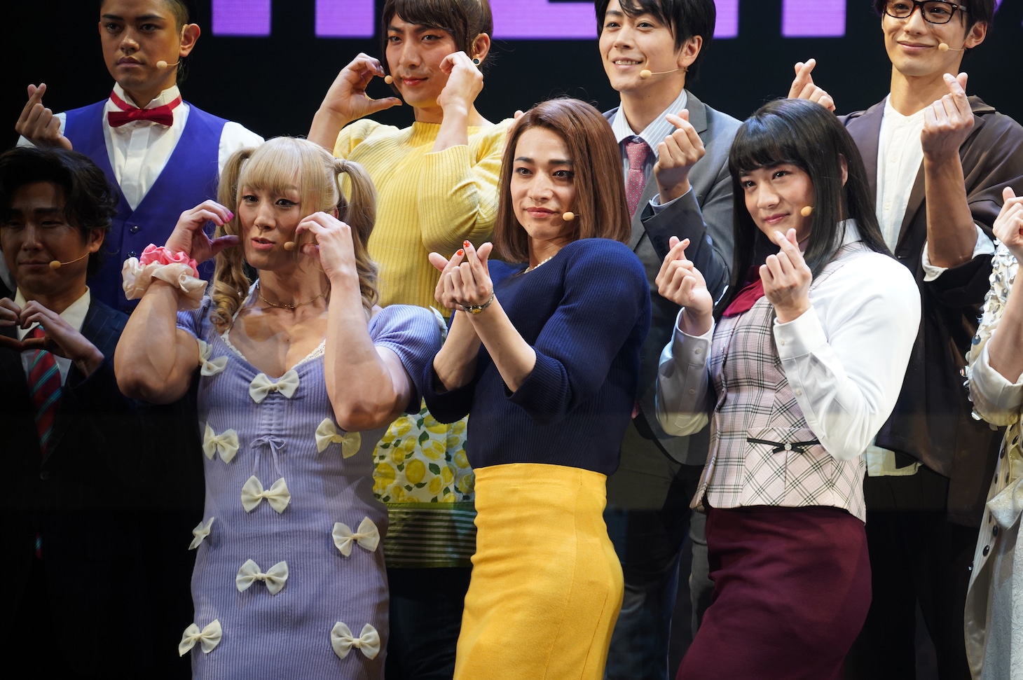各々のハートを作る青柳塁斗（前列左）、福田悠太（前列中央）、冨岡健翔（前列右）。