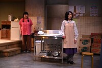 まつもと市民芸術館プロデュース 舞台「女40歳 肉屋のムスメ」より。（撮影：山田毅）