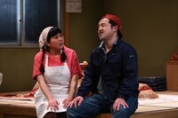 まつもと市民芸術館プロデュース 舞台「女40歳 肉屋のムスメ」より。（撮影：山田毅）