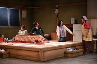 まつもと市民芸術館プロデュース 舞台「女40歳 肉屋のムスメ」より。（撮影：山田毅）