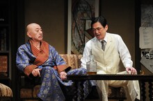 劇団民藝「オットーと呼ばれる日本人」より、左から千葉茂則、神敏将。（提供：劇団民藝）