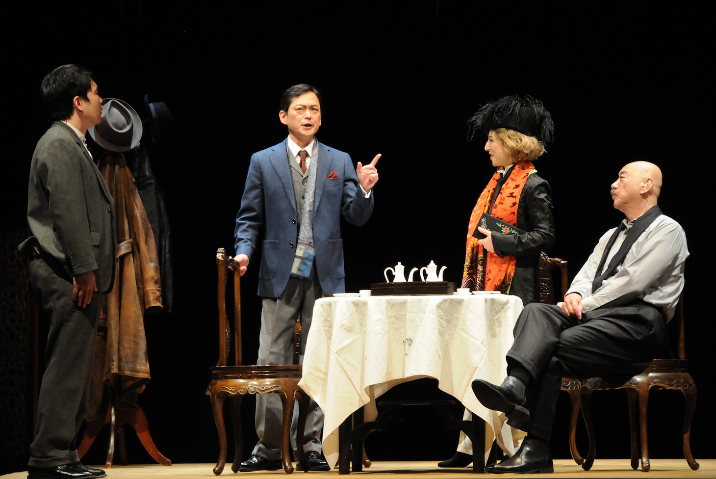 劇団民藝「オットーと呼ばれる日本人」より、左から吉田正朗、神敏将、桜井明美、千葉茂則。（提供：劇団民藝）
