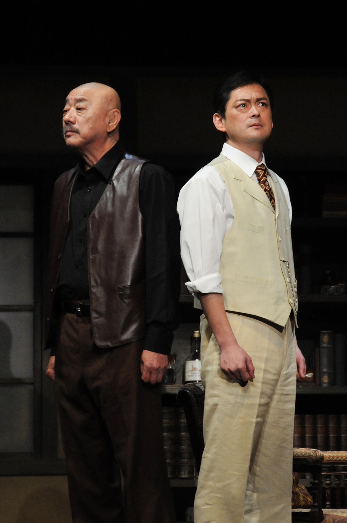 劇団民藝「オットーと呼ばれる日本人」より、左から千葉茂則、神敏将。（提供：劇団民藝）