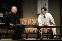 劇団民藝「オットーと呼ばれる日本人」より、左から千葉茂則、神敏将。（提供：劇団民藝）