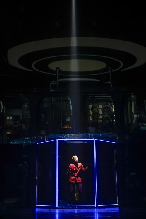 舞台「サイボーグ009」より。（撮影：小境勝巳）