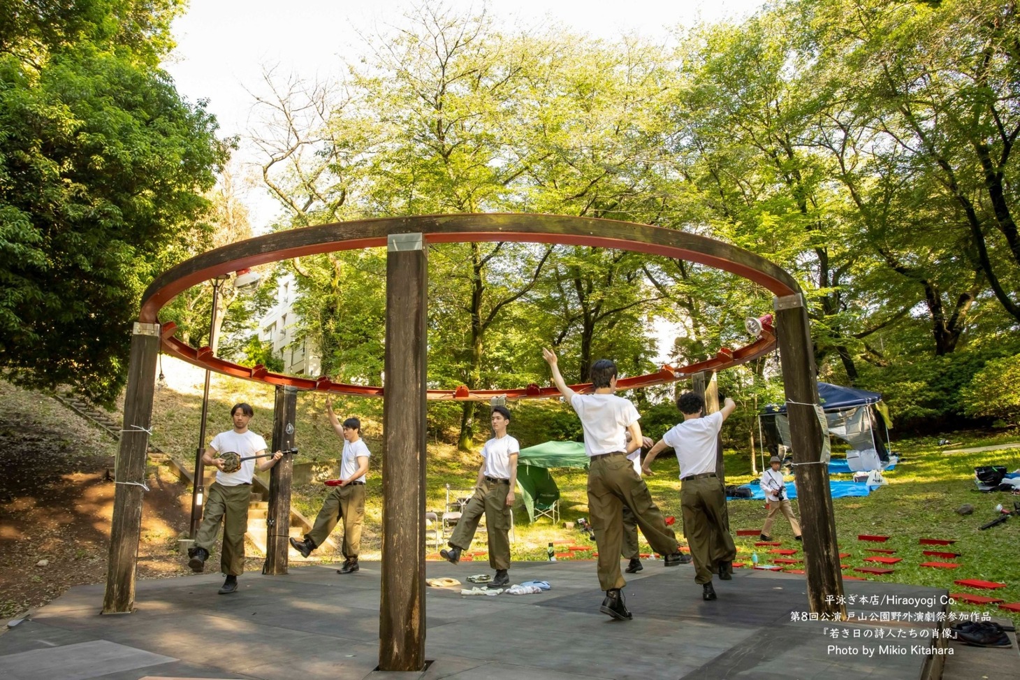 平泳ぎ本店 第8回公演 戸山公園野外演劇祭参加作品「若き日の詩人たちの肖像」より。（撮影：北原美喜男）