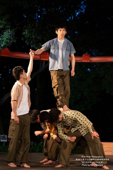 平泳ぎ本店 第8回公演 戸山公園野外演劇祭参加作品「若き日の詩人たちの肖像」より。（撮影：北原美喜男）