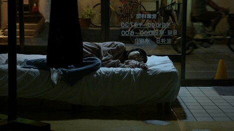 小田尚稔の演劇「理想郷」より。（撮影：河野恭平）