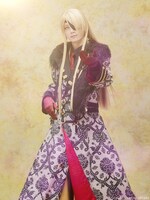 小野健斗扮するカミュ。