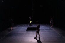 劇団あはひ新作公演 / eyes plus「ピテカントロプス・エレクトス ーあるいは私たちはどこから来たのか、私たちはどこへ行くのか？」より。（撮影：前澤秀登）