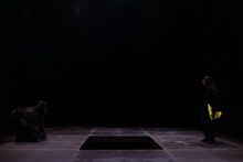 劇団あはひ新作公演 / eyes plus「ピテカントロプス・エレクトス ーあるいは私たちはどこから来たのか、私たちはどこへ行くのか？」より。（撮影：前澤秀登）