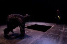 劇団あはひ新作公演 / eyes plus「ピテカントロプス・エレクトス ーあるいは私たちはどこから来たのか、私たちはどこへ行くのか？」より。（撮影：前澤秀登）