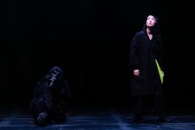 劇団あはひ新作公演 / eyes plus「ピテカントロプス・エレクトス ーあるいは私たちはどこから来たのか、私たちはどこへ行くのか？」より。（撮影：前澤秀登）