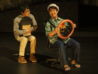 KAAT神奈川芸術劇場プロデュース「ライカムで待っとく」より。左から中山祐一朗、佐久本宝。（撮影：引地信彦）