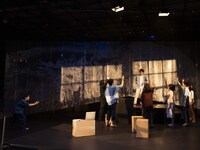 KAAT神奈川芸術劇場プロデュース「ライカムで待っとく」より。左から佐久本宝、前田一世、神田青、中山祐一朗、あめくみちこ、蔵下穂波、小川ゲン、魏涼子。（撮影：引地信彦）