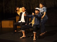 KAAT神奈川芸術劇場プロデュース「ライカムで待っとく」より。左から蔵下穂波、前田一世、神田青、小川ゲン。（撮影：引地信彦）