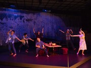 KAAT神奈川芸術劇場プロデュース「ライカムで待っとく」より。左から小川ゲン、神田青、あめくみちこ、佐久本宝、前田一世、蔵下穂波。（撮影：引地信彦）