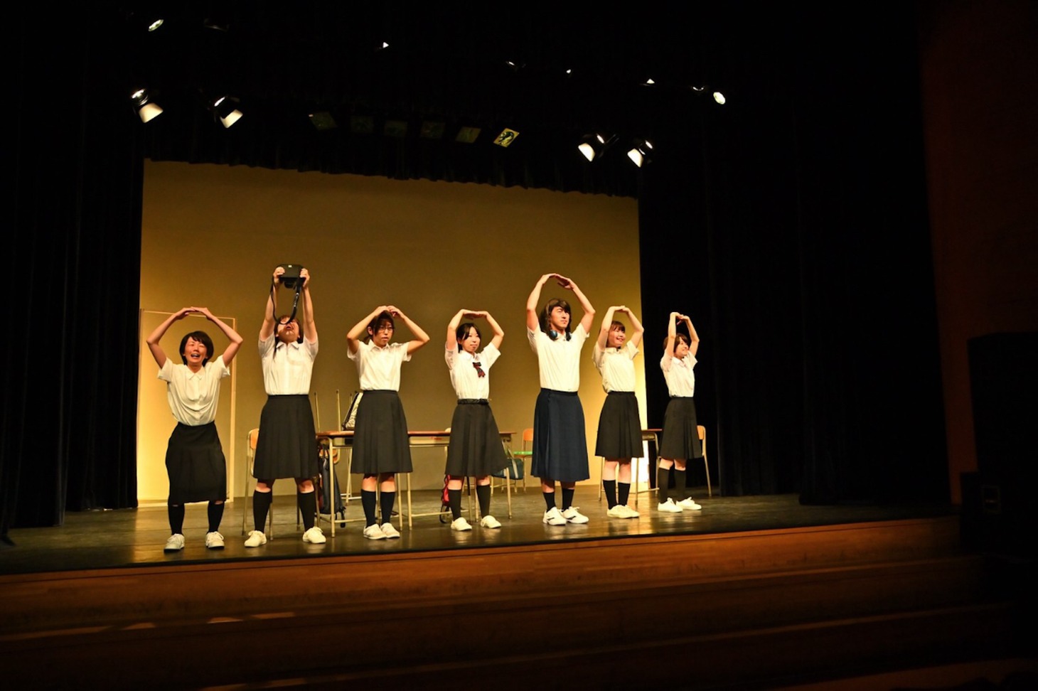 2021年に上演された弦巻楽団「出停記念日」より。