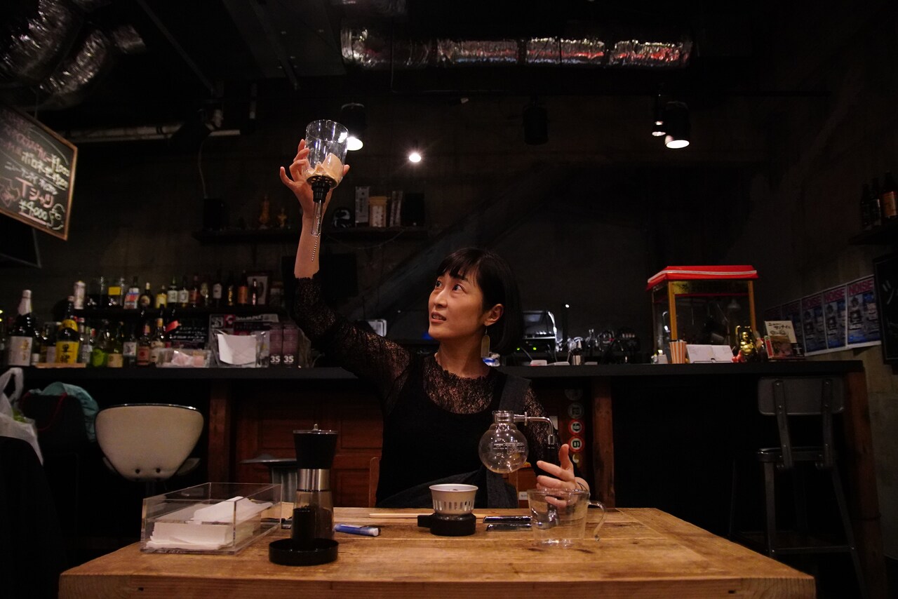 中林舞のソロ企画「ゴーストの友人」バーで開幕、「初演版とは一味違う仕上がりに」