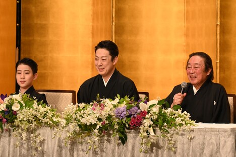 尾上菊之助(中央)に「お前、継げよ」と襲名を持ちかけたことを話す尾上菊五郎(右)。