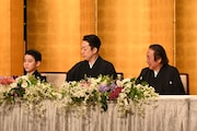 質問に回答する尾上丑之助(左)を見守る父・尾上菊之助(中央)と祖父・尾上菊五郎(右)。