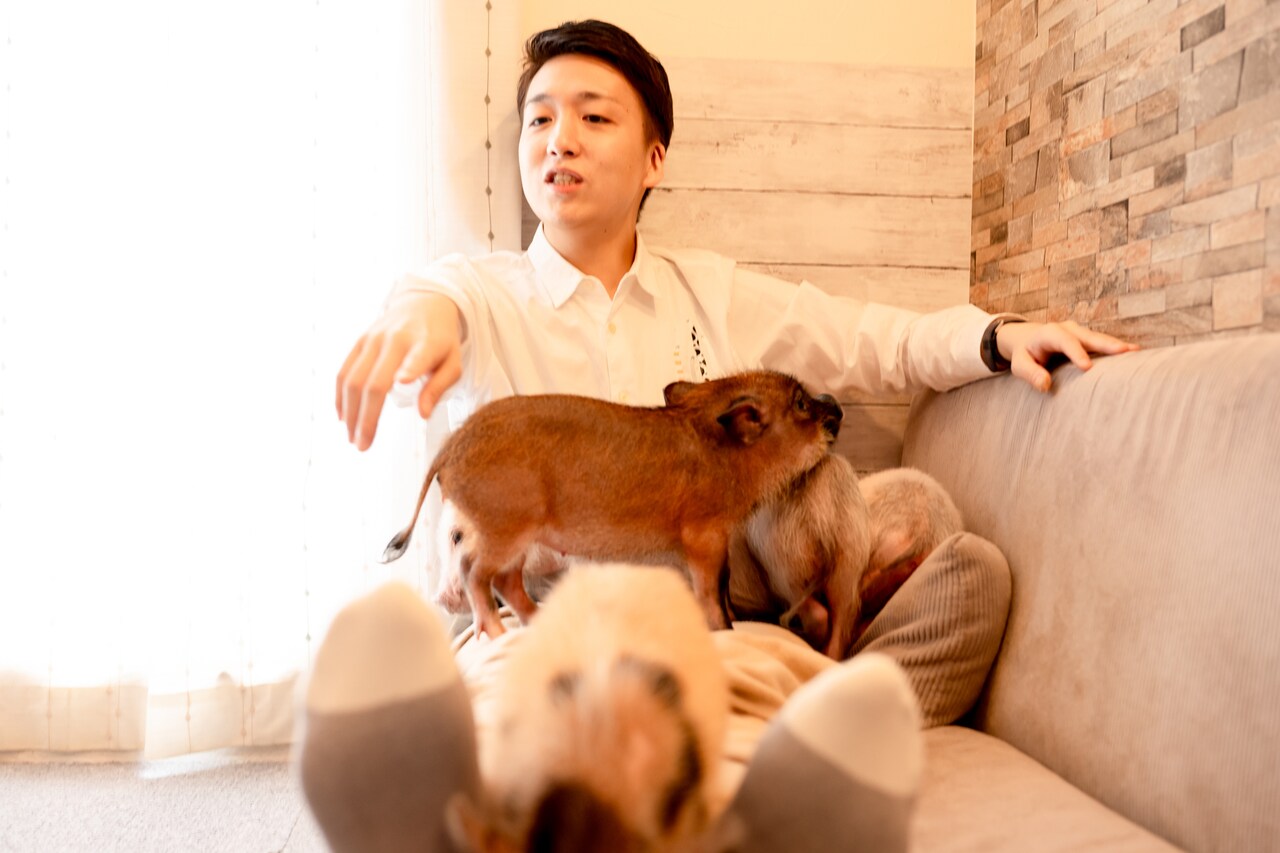 何かを報告する米吉。