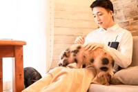 ブタさんに初接触の米吉。撫でる手つきの優しさに、編集部＆カメラマンは「ナウシカだ…」と盛り上がる。