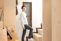 ブタさんに会うべく、階段を上がる米吉。