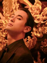 雷太の1st写真集「RAITA OFFICIAL PHOTO BOOK《I》ヤマムスメ」（G-STYLE）イベント限定カバー。