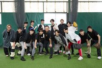 「舞台『野球』飛行機雲のホームラン ～Homerun of Contrail」公開練習より、桑田真澄（前列中央）と出演者ら。（撮影：神ノ川智早）