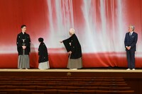 祝幕に夢中になる中村萬壽らと、それを見守る千住博（右）。