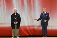 中村萬壽のことを「こんなに小さい頃から知っております」と説明する千住博（右）。