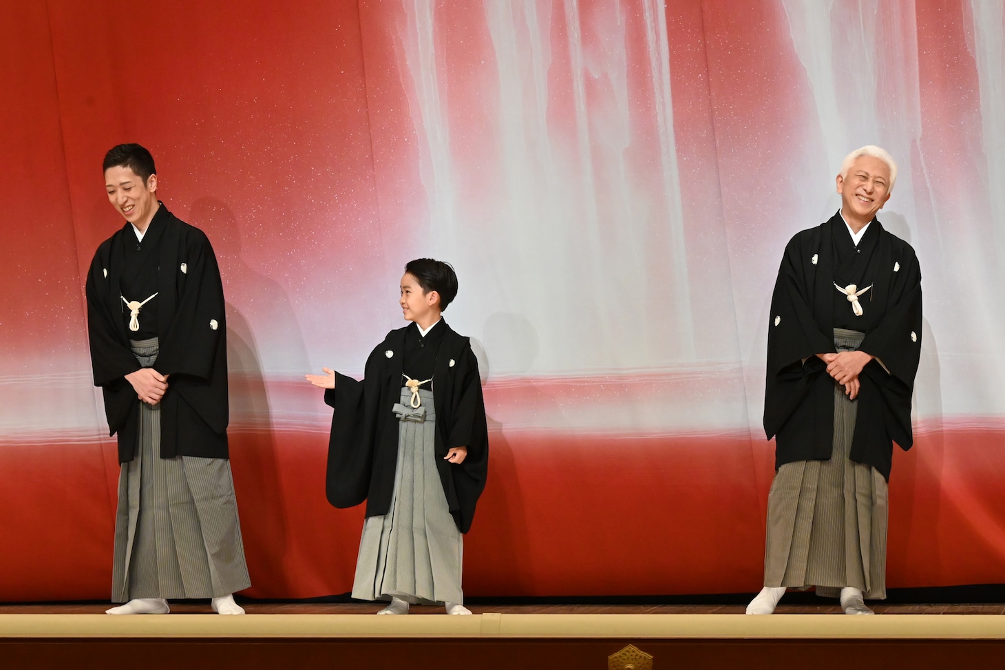 左から中村時蔵、中村梅枝、中村萬壽。