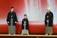 質問に少し照れた様子で答える中村梅枝（中央）と、それを見守る祖父・中村萬壽（右）と、父・中村時蔵（左）。