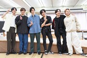“若々しいポーズ”をリクエストされ、ポーズを取るキャストたち。左から井澤巧麻、島太星、高橋健介、萩谷慧悟、吉高志音、木原瑠生。