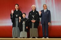 左から中村時蔵、中村梅枝、中村萬壽、千住博。