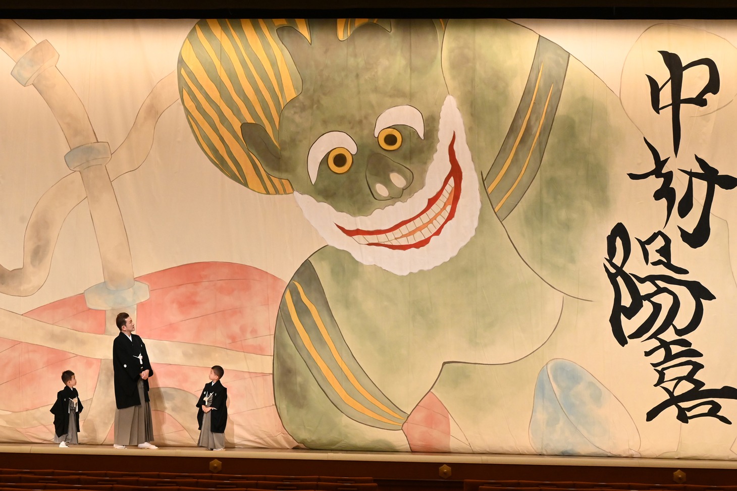 祝幕を見上げる中村夏幹（左）、中村獅童（中央）、中村陽喜（右）。（原画・提供：ビートたけし(c)株式会社T.Nゴン / 謹製：歌舞伎座舞台株式会社）