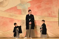 祝幕のお気に入りポイントを説明する中村夏幹（左）。