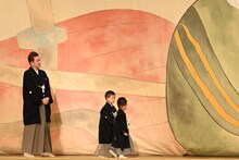 上手側の雷神を観に行く中村陽喜・夏幹兄弟。