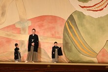 祝幕のお気に入りポイントを説明する中村陽喜（右）。（原画・提供：ビートたけし(c)株式会社T.Nゴン / 謹製：歌舞伎座舞台株式会社）