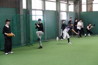 「舞台『野球』飛行機雲のホームラン ～Homerun of Contrail」公開練習の様子。