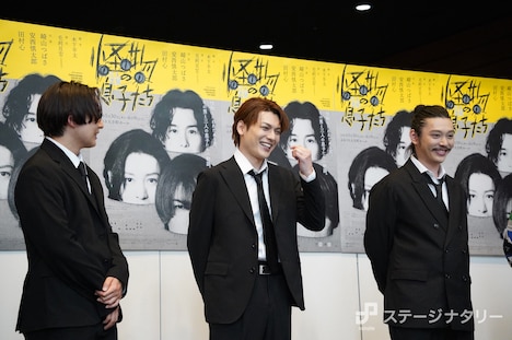 田村心(左)から「良いお兄ちゃん」と言われて照れる崎山つばさ(中央)。