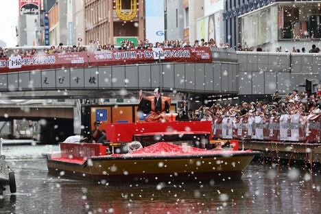 十三代目市川團十郎白猿襲名記念 道頓堀「にらみ」の様子。