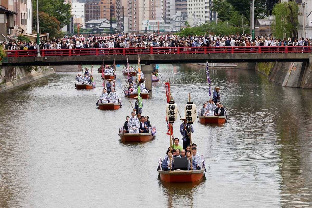 「六月博多座大歌舞伎」船乗り込み、中村梅玉・中村扇雀・坂東彌十郎ら駆けつけたファンに手を振る